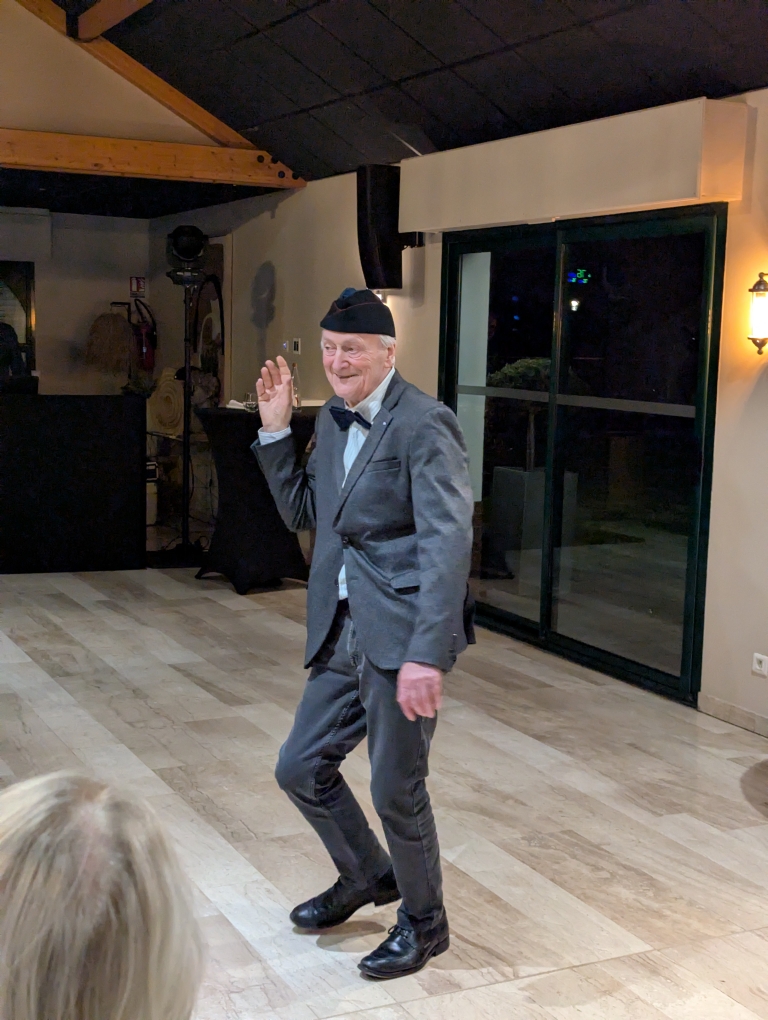 PXL 20250410 204513985